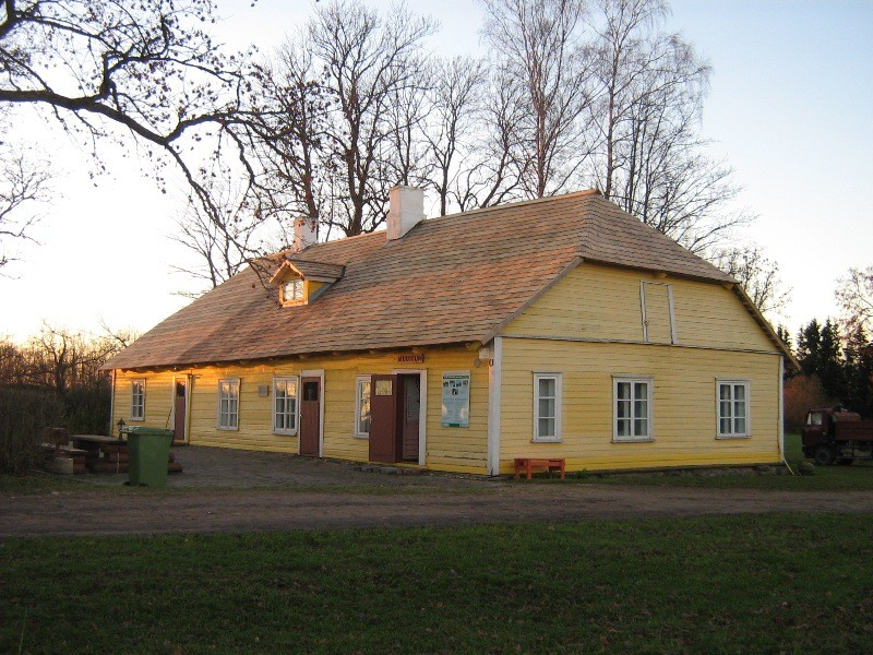 File:Pöögle-Maie külakooli hoone.jpg